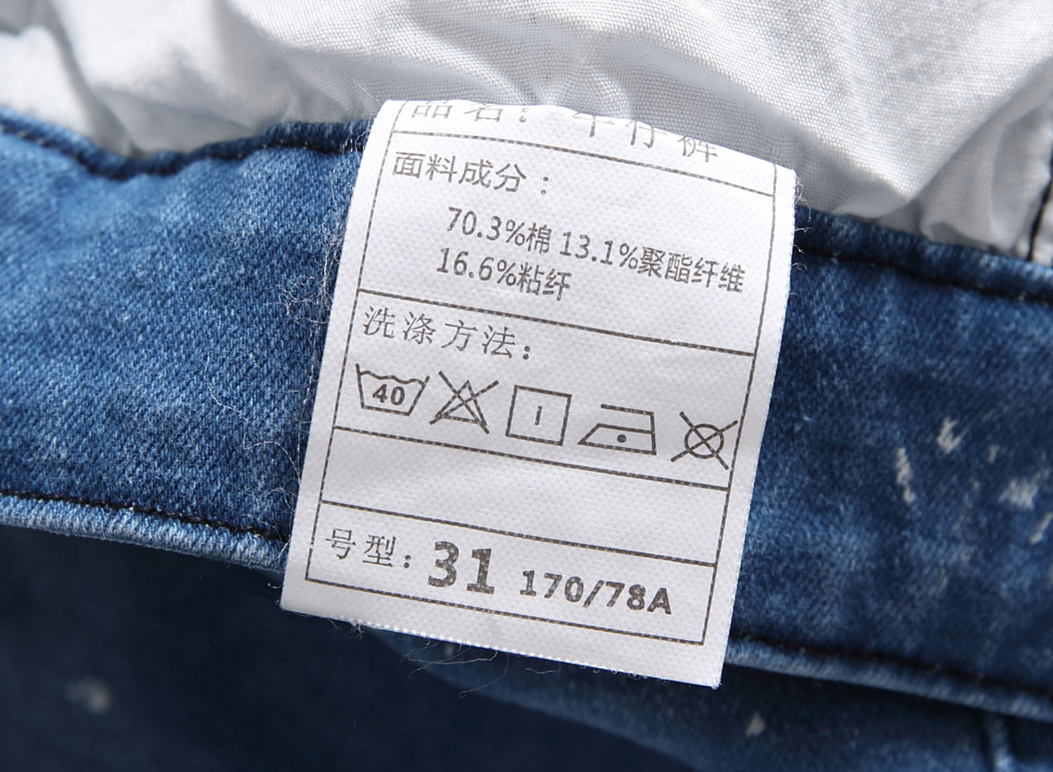 Ripped denim shorts-D139