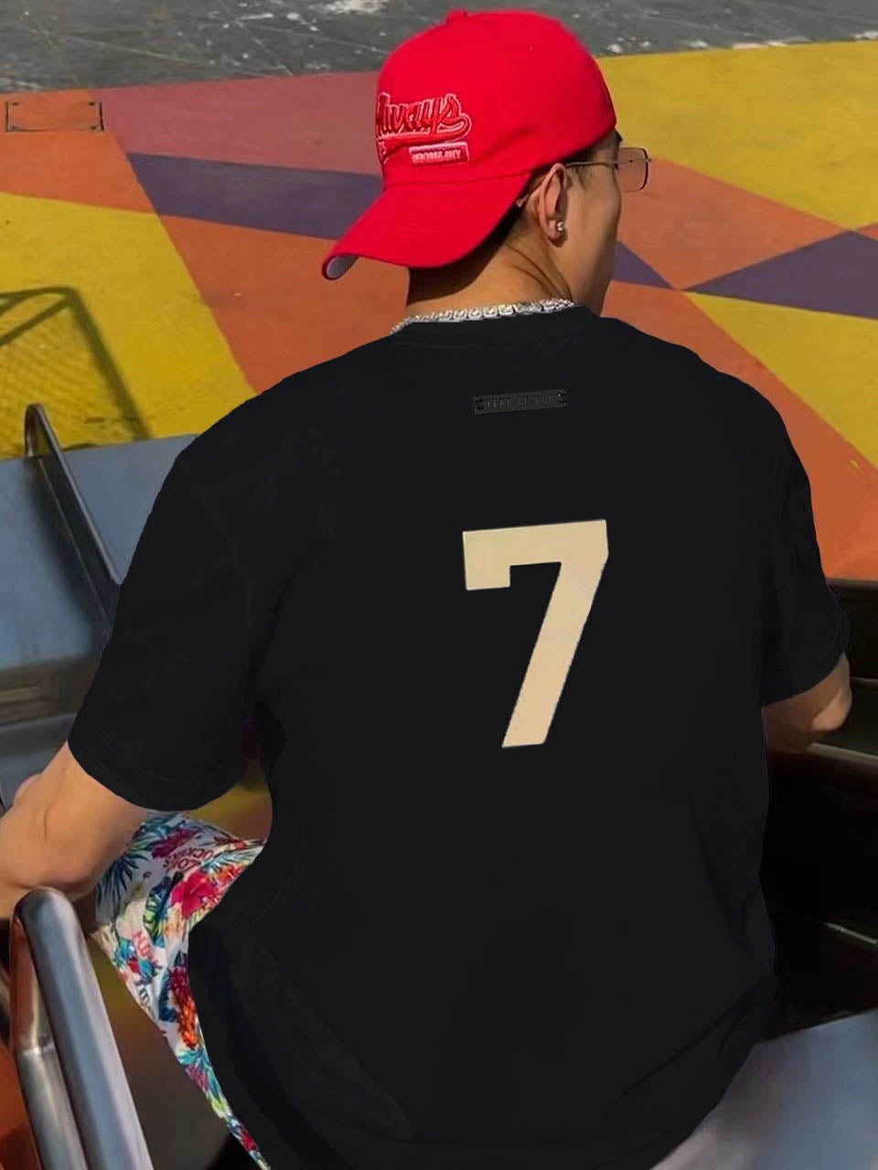 The letter "7" TEE-D802